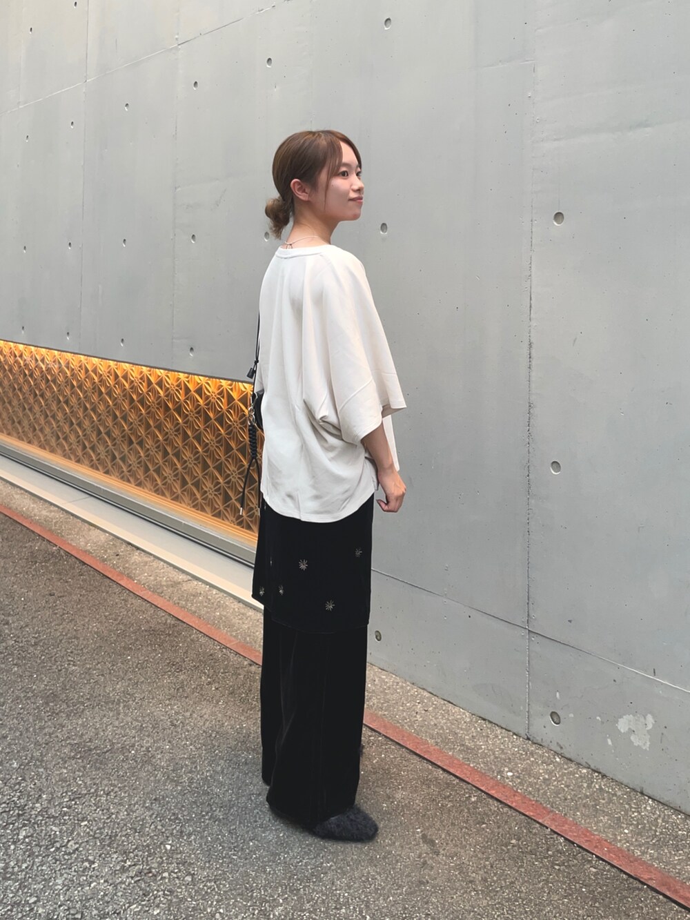 ブラック系のその他シューズ、ブラック系のショルダーバッグ、ブラック系のその他パンツを着用したレディースの秋コーディネートの4枚目の写真