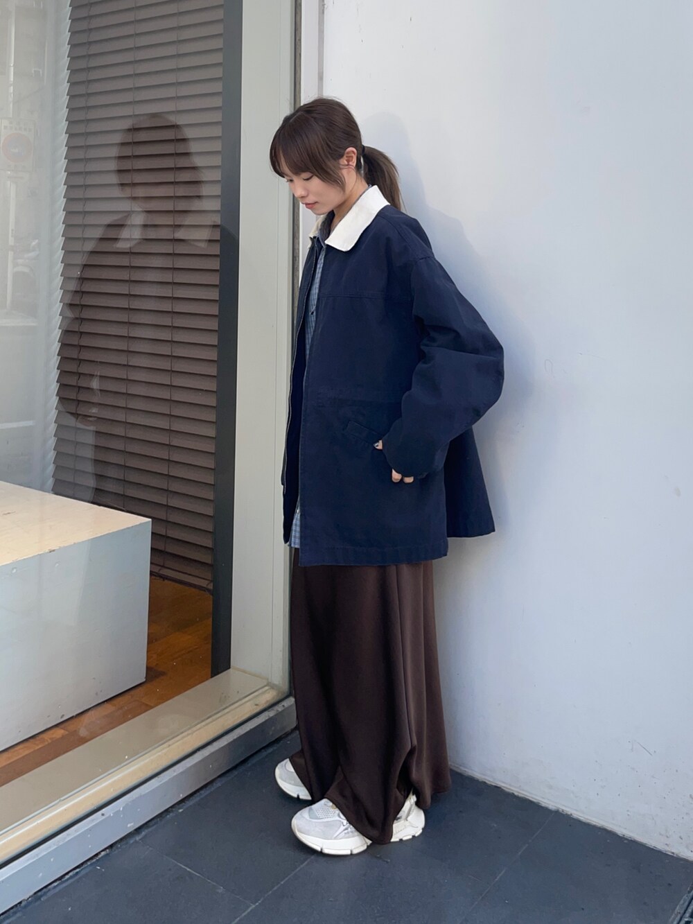 ブラウン系のスカート、ブルー系のシャツ/ブラウス、ブルー系のカバーオールを着用したレディースの春コーディネートの4枚目の写真