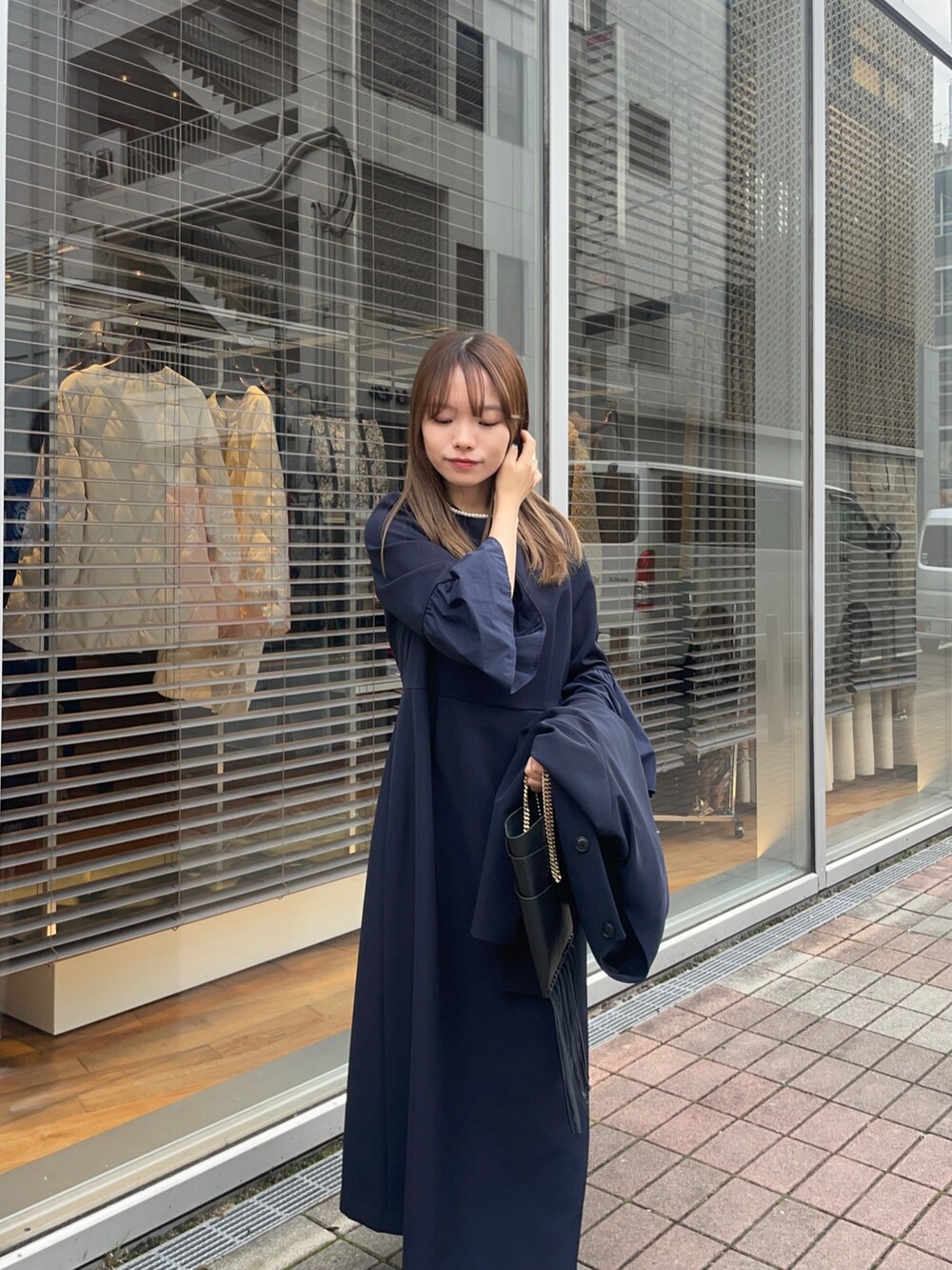 ブルー系のノーカラージャケット、ブルー系のワンピース、シルバー系のパンプスを着用したレディースの冬コーディネートの8枚目の写真