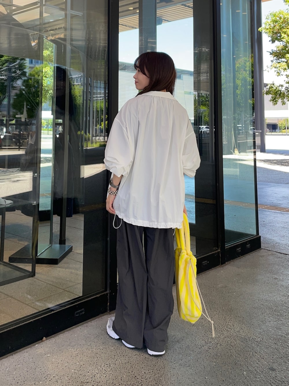 ホワイト系のブルゾン、グレー系のスニーカー、グレー系のその他パンツを着用したレディースの春コーディネートの5枚目の写真