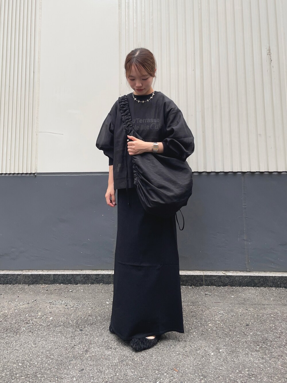 ブラック系のTシャツ/カットソー、ブラック系のTシャツ/カットソー、ブラック系のショルダーバッグを着用したレディースの秋コーディネートの3枚目の写真