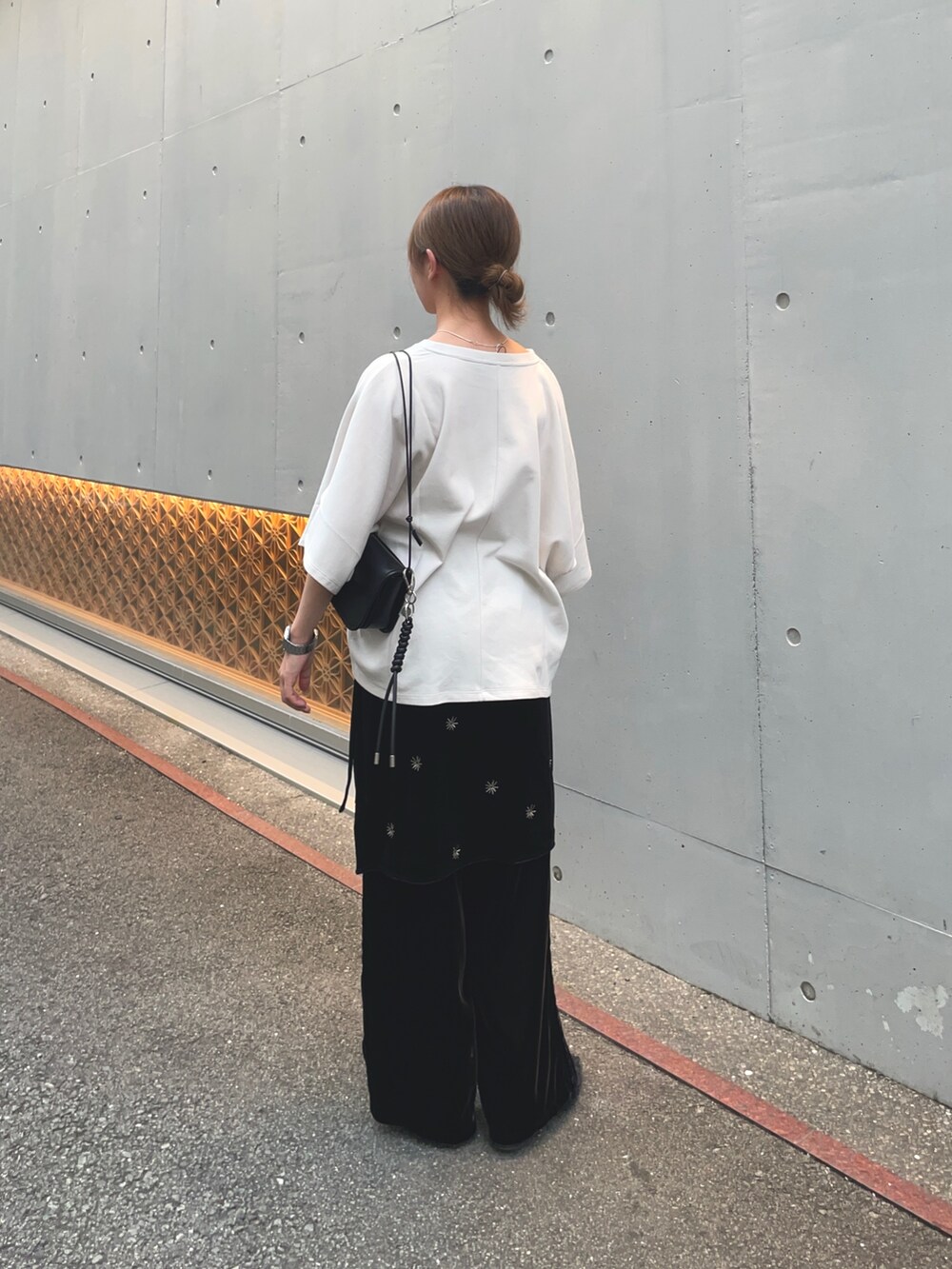 ブラック系のその他シューズ、ブラック系のショルダーバッグ、ブラック系のその他パンツを着用したレディースの秋コーディネートの6枚目の写真