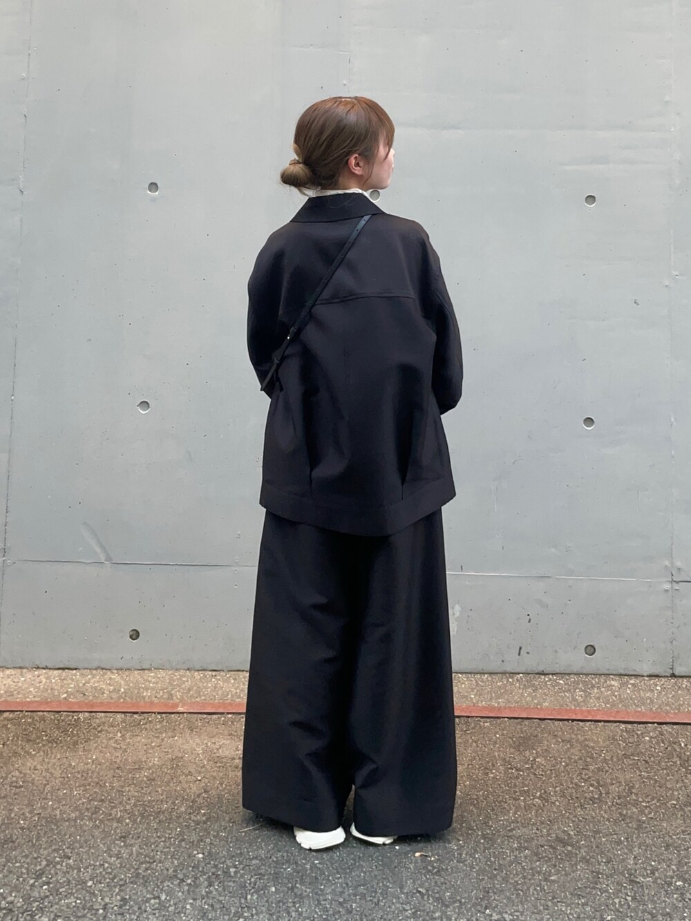 ホワイト系のニット/セーター、ブラック系のその他アウター、ブラック系のその他パンツを着用したレディースの秋コーディネートの5枚目の写真