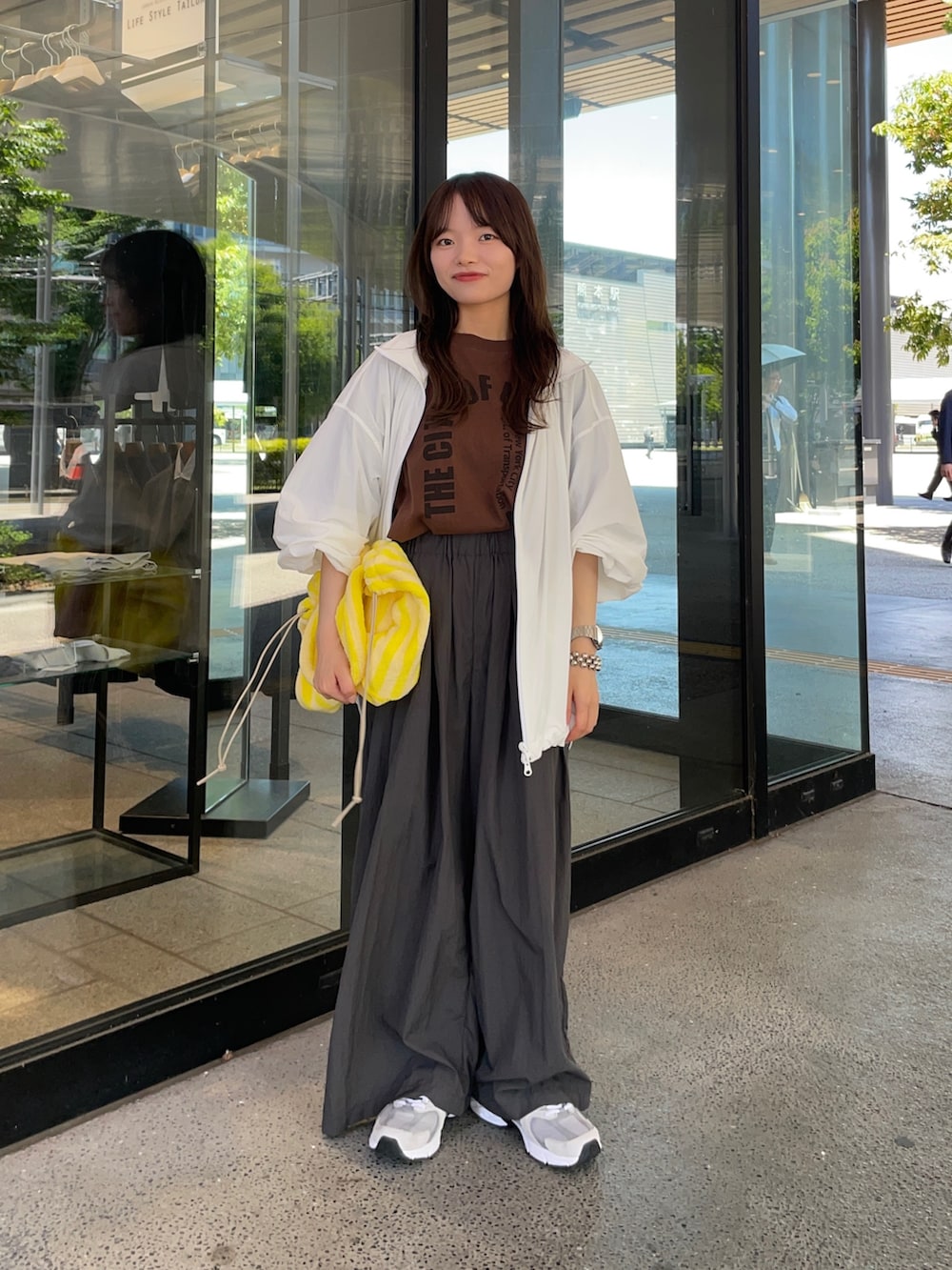 ホワイト系のブルゾン、グレー系のスニーカー、グレー系のその他パンツを着用したレディースの春コーディネートの3枚目の写真
