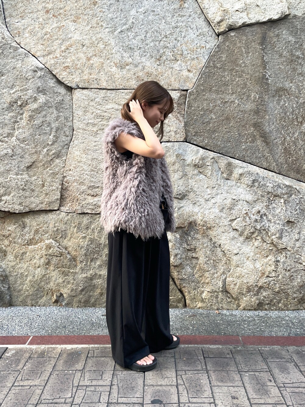 ブラック系のその他パンツ、ブラック系のサンダル、ブラック系のタンクトップを着用したレディースの夏コーディネートの4枚目の写真