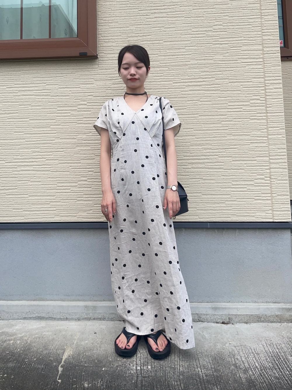 ベージュ系のワンピース、ブラック系のショルダーバッグ、ブラック系のサンダルを着用したレディースの夏コーディネートの6枚目の写真