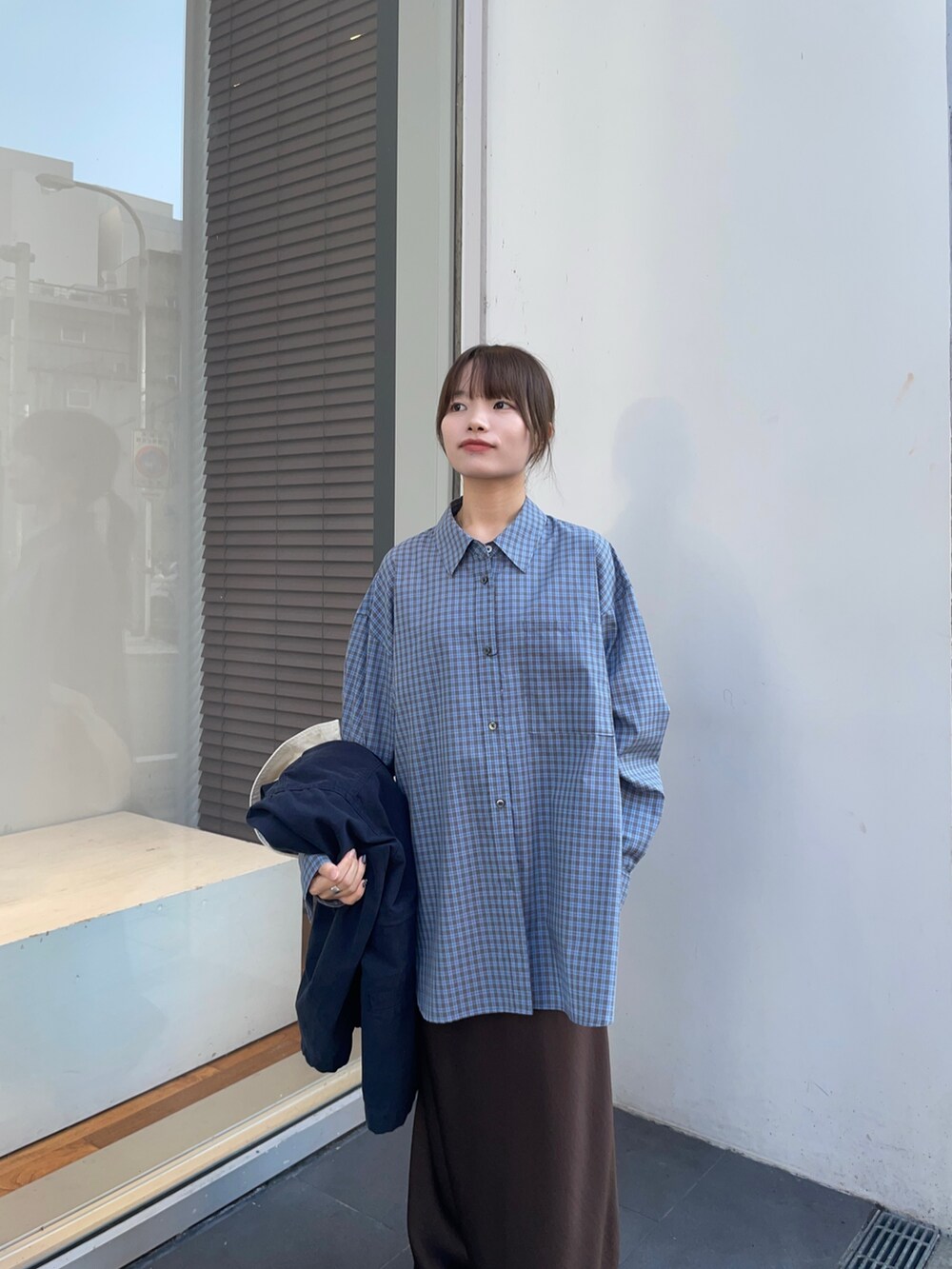 ブラウン系のスカート、ブルー系のシャツ/ブラウス、ブルー系のカバーオールを着用したレディースの春コーディネートの8枚目の写真