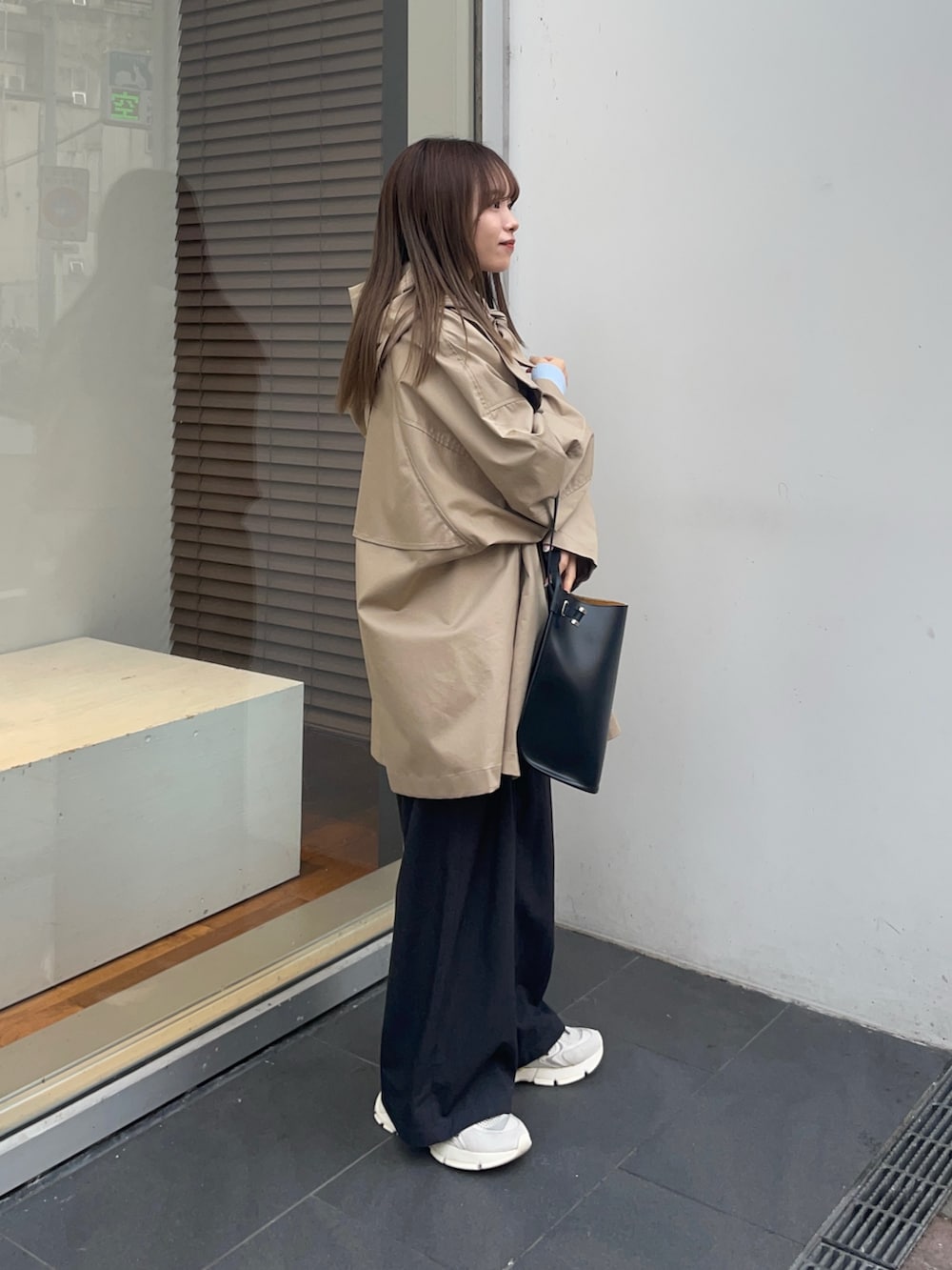 その他のニット/セーター、ベージュ系のトレンチコート、グレー系のその他パンツを着用したレディースの冬コーディネートの6枚目の写真