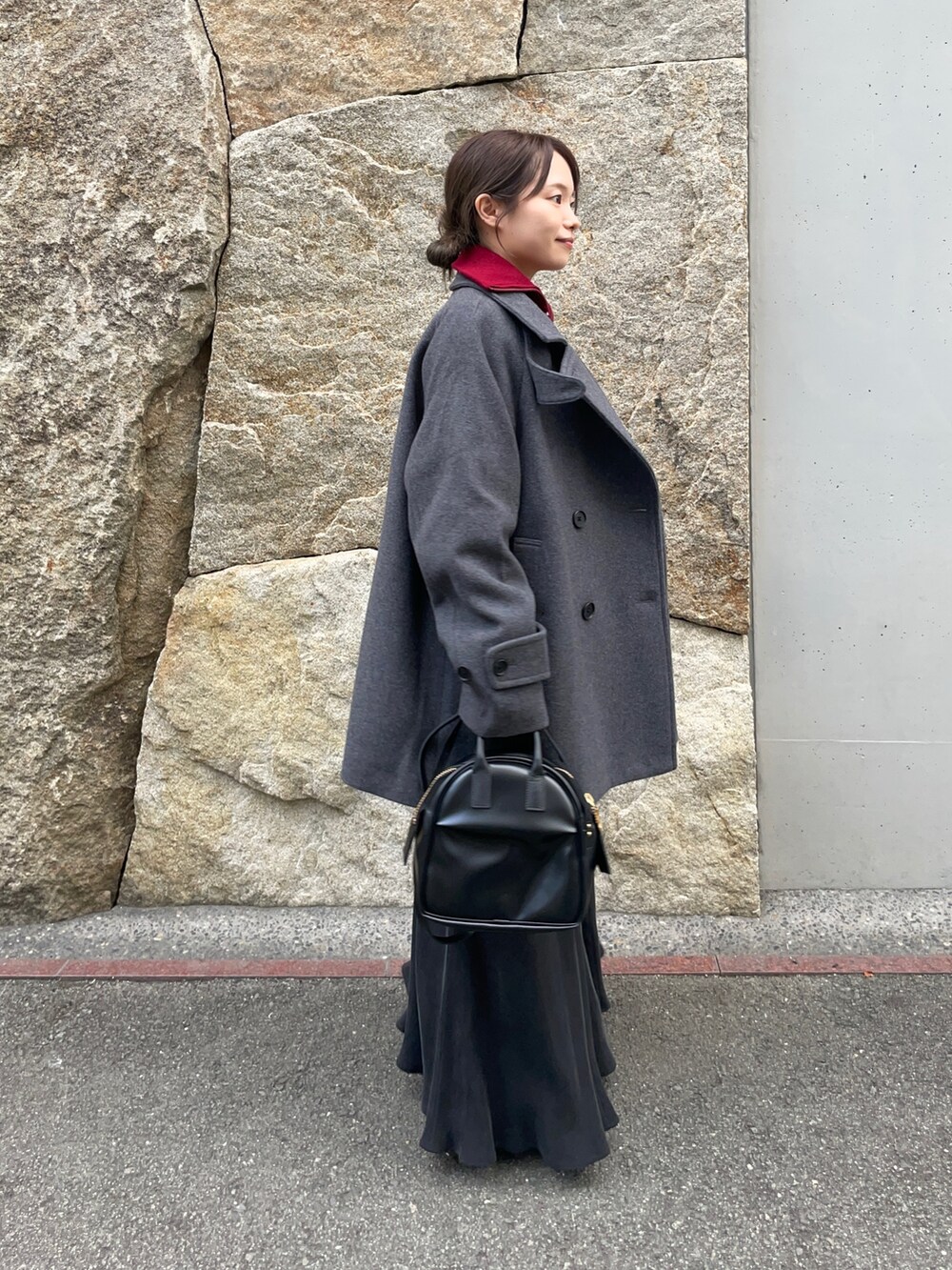 ブラック系のスカート、ブラック系のその他シューズ、ブラック系のショルダーバッグを着用したレディースの秋コーディネートの6枚目の写真