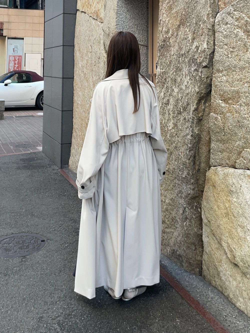 ベージュ系のTシャツ/カットソー、ブラック系のスカート、シルバー系のショルダーバッグを着用したレディースの春コーディネートの4枚目の写真