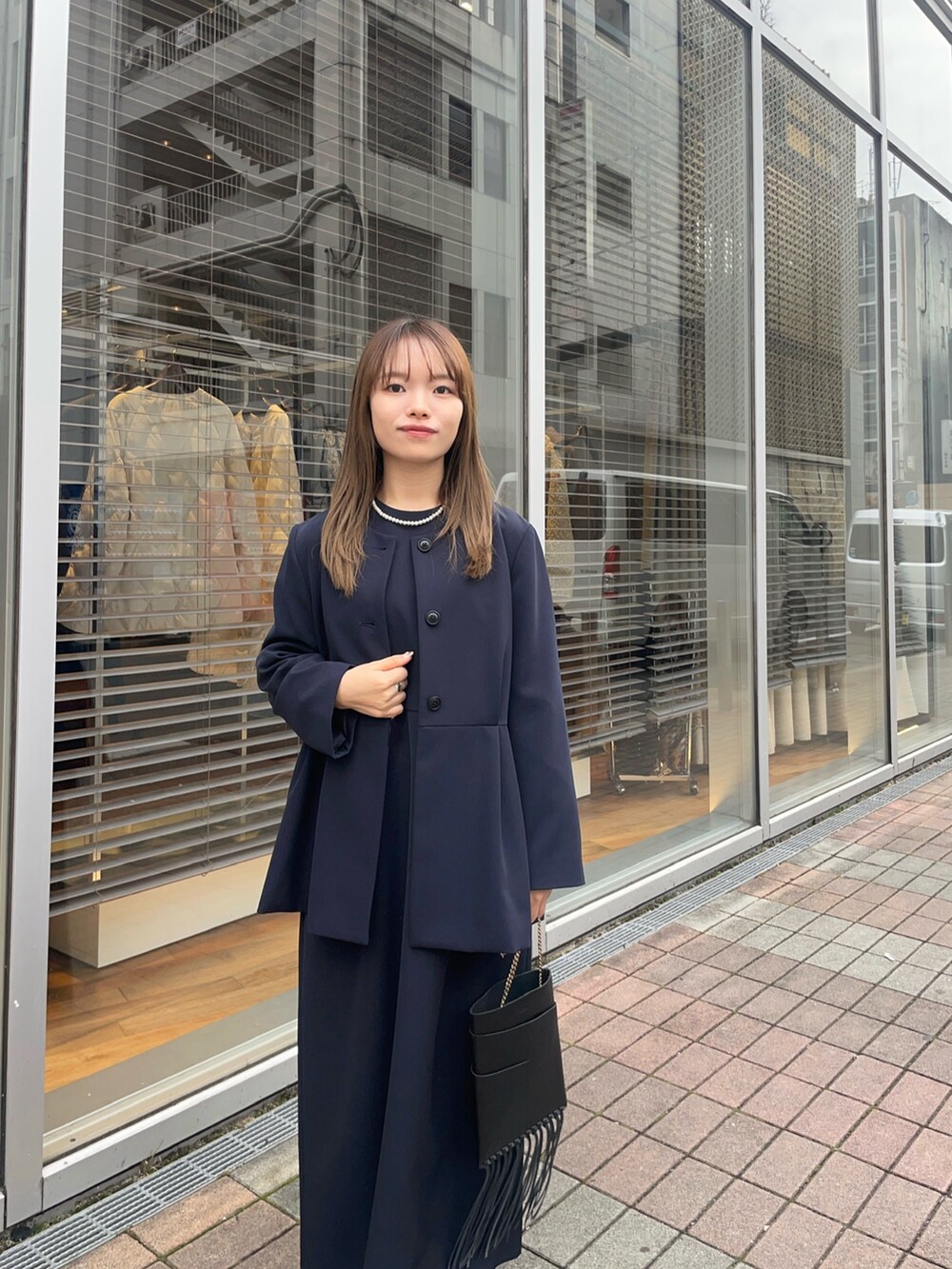ブルー系のノーカラージャケット、ブルー系のワンピース、シルバー系のパンプスを着用したレディースの冬コーディネートの7枚目の写真