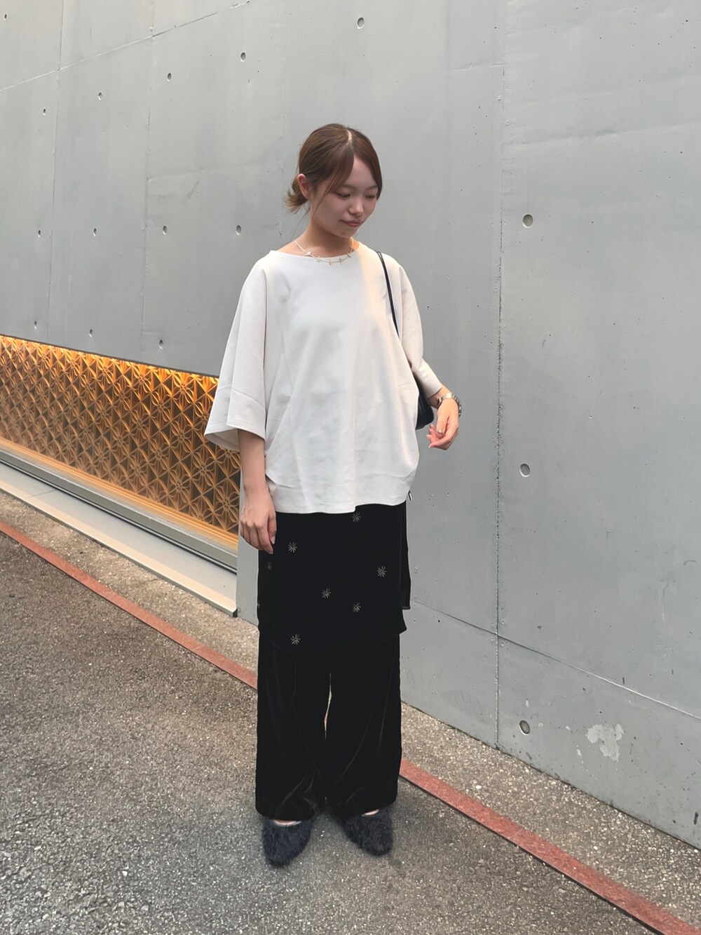 ブラック系のその他シューズ、ブラック系のショルダーバッグ、ブラック系のその他パンツを着用したレディースの秋コーディネートの3枚目の写真