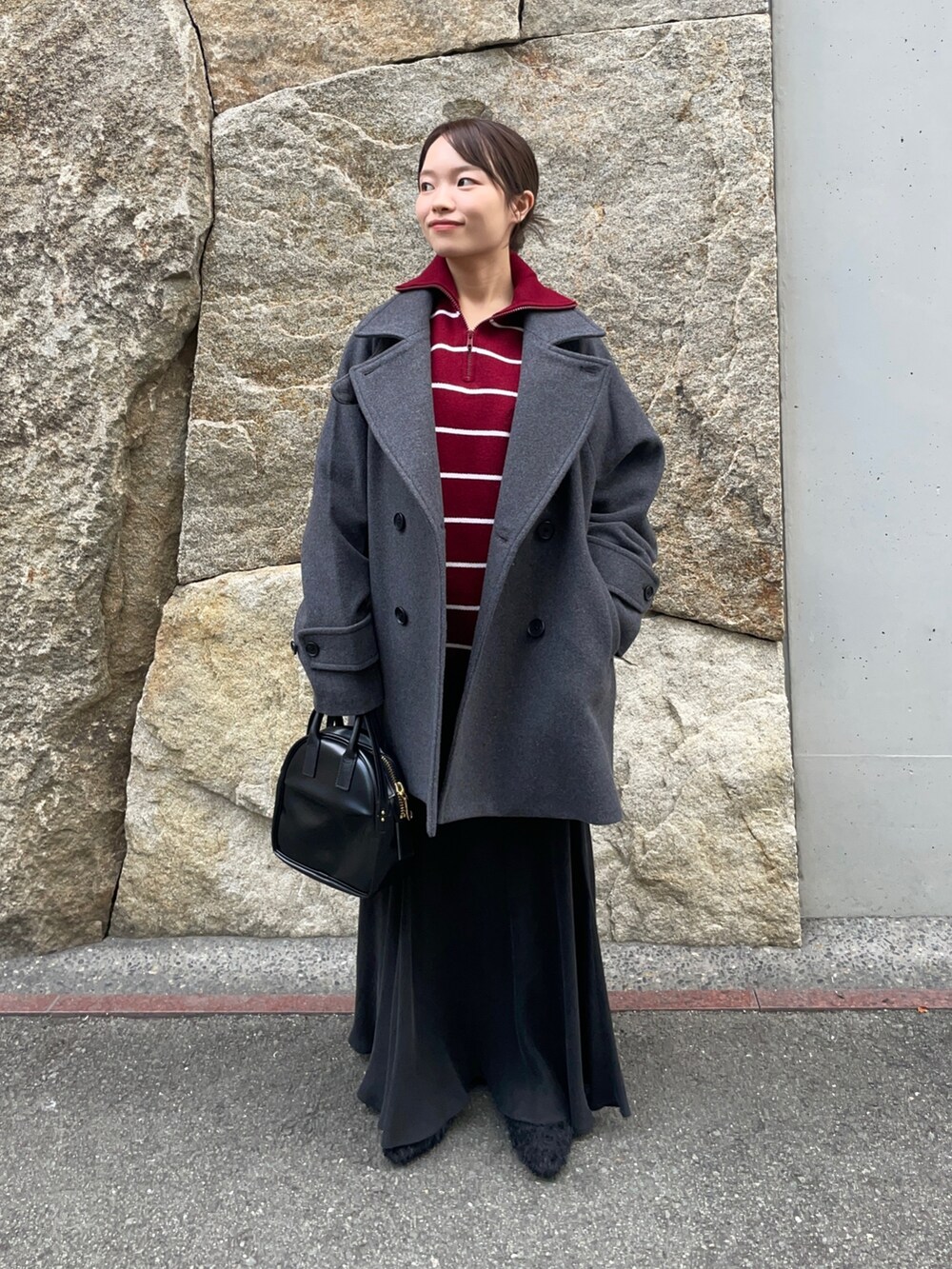 ブラック系のスカート、ブラック系のその他シューズ、ブラック系のショルダーバッグを着用したレディースの秋コーディネートの3枚目の写真