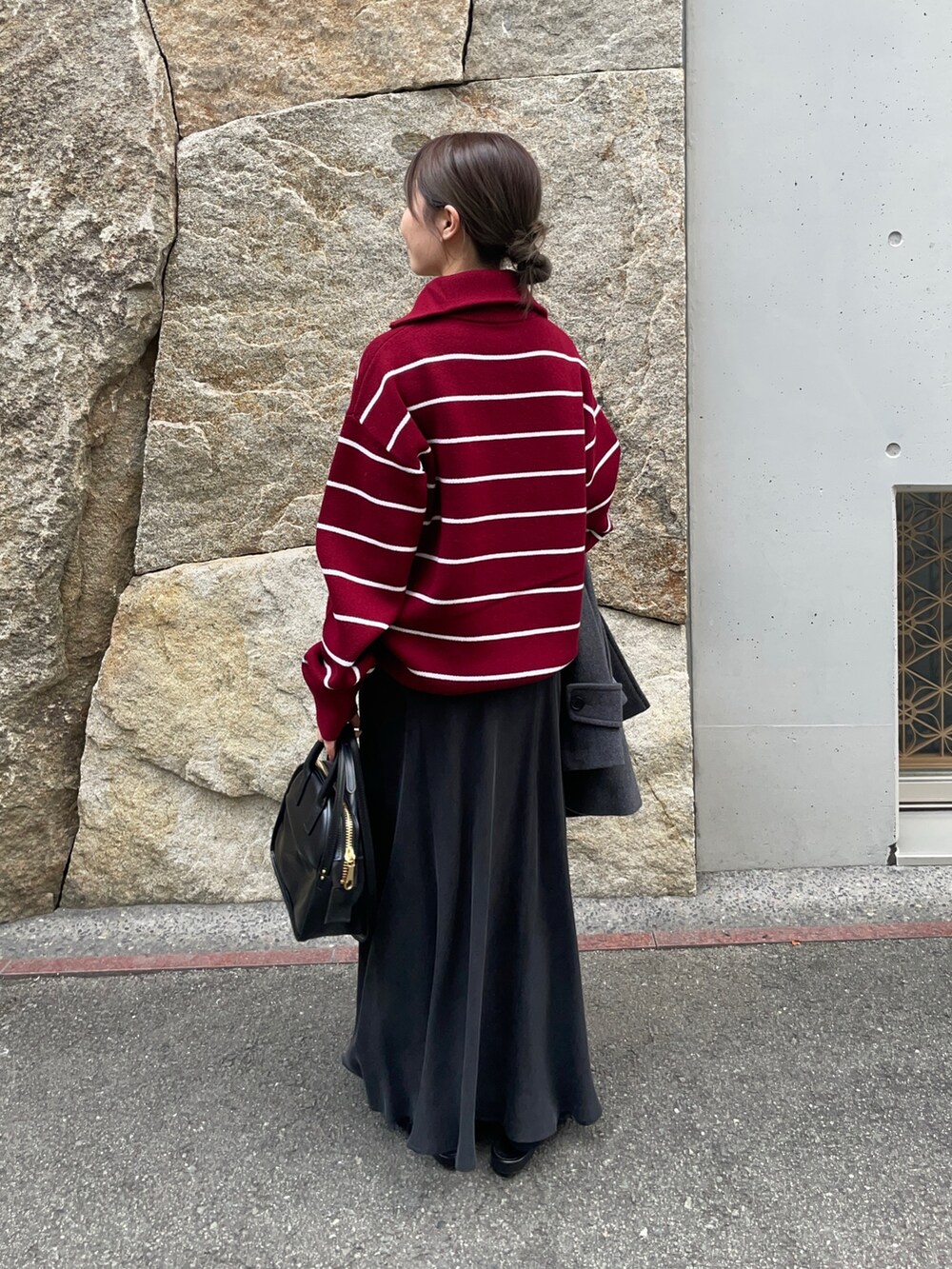 ブラック系のスカート、ブラック系のその他シューズ、ブラック系のショルダーバッグを着用したレディースの秋コーディネートの8枚目の写真