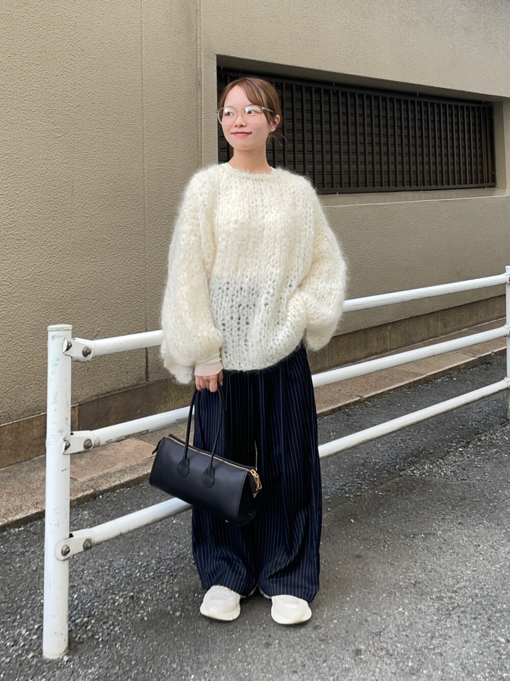 その他のその他パンツ、ブラック系のショルダーバッグ、ホワイト系のニット/セーターを着用したレディースの秋コーディネートの2枚目の写真