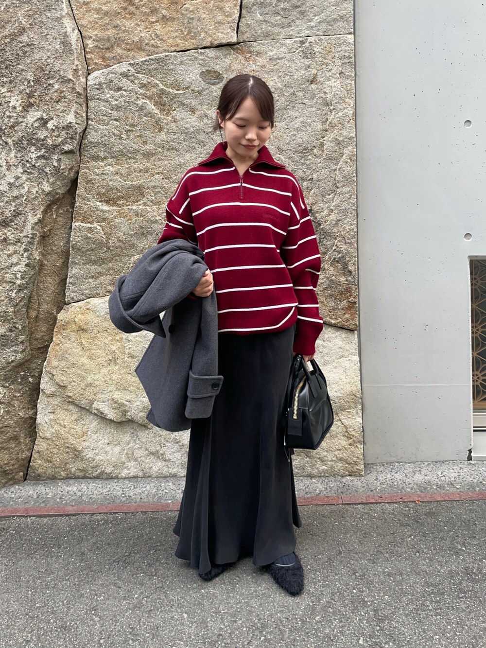 ブラック系のスカート、ブラック系のその他シューズ、ブラック系のショルダーバッグを着用したレディースの秋コーディネートの9枚目の写真