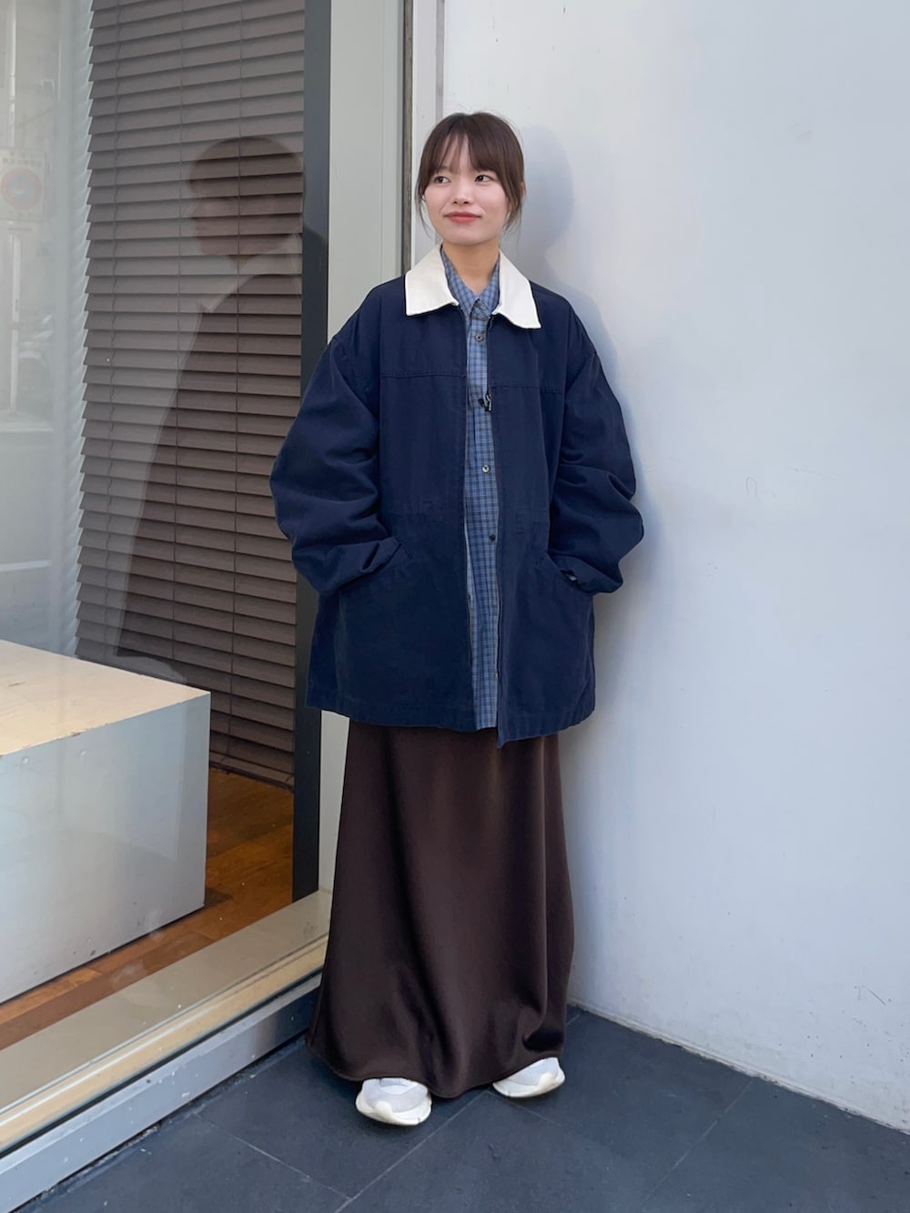 ブラウン系のスカート、ブルー系のシャツ/ブラウス、ブルー系のカバーオールを着用したレディースの春コーディネートの5枚目の写真