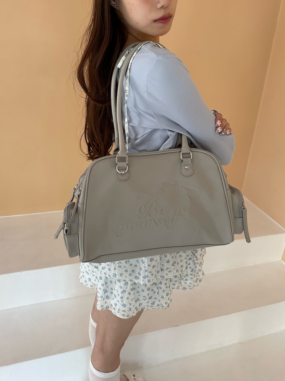 ブルー系のワンピース、グレー系のショルダーバッグ、ホワイト系のサンダルを着用したレディースの夏コーディネートの4枚目の写真