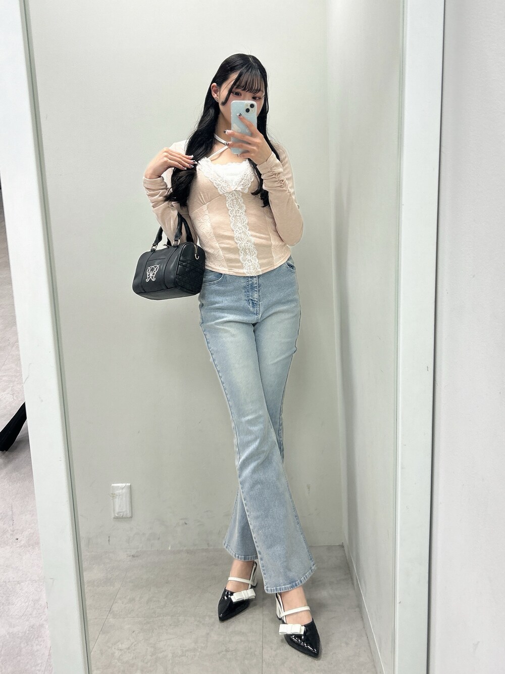 ブラック系のドレスシューズ、ブルー系のデニムパンツ、ピンク系のTシャツ/カットソーを着用したレディースの冬コーディネートの2枚目の写真