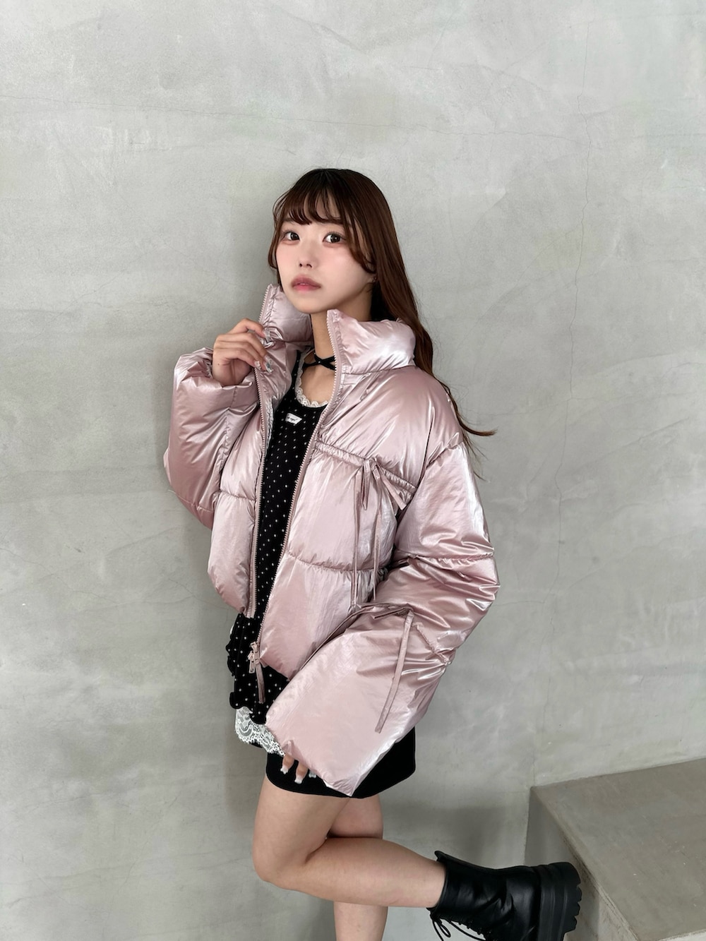 ブラック系のTシャツ/カットソー、ピンク系のダウンジャケット/コートを着用したレディースの秋コーディネートの2枚目の写真