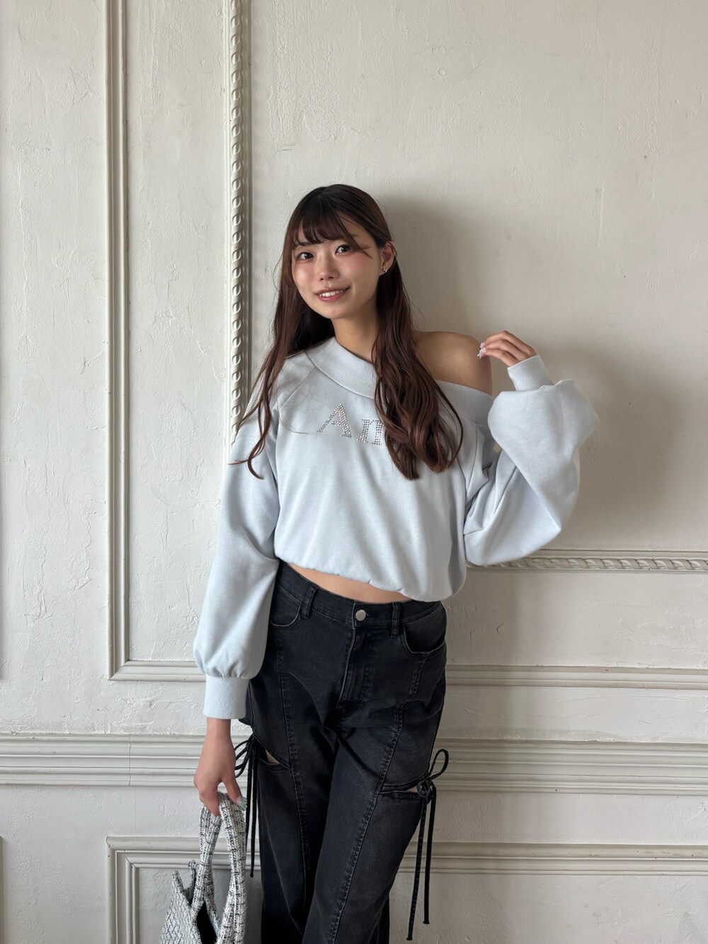 ブルー系のスウェットを着用したレディースの秋コーディネートの2枚目の写真