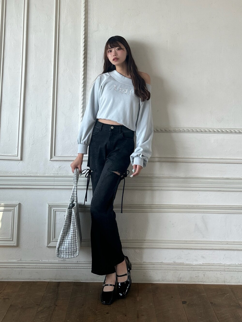 ブルー系のスウェットを着用したレディースの秋コーディネートの3枚目の写真