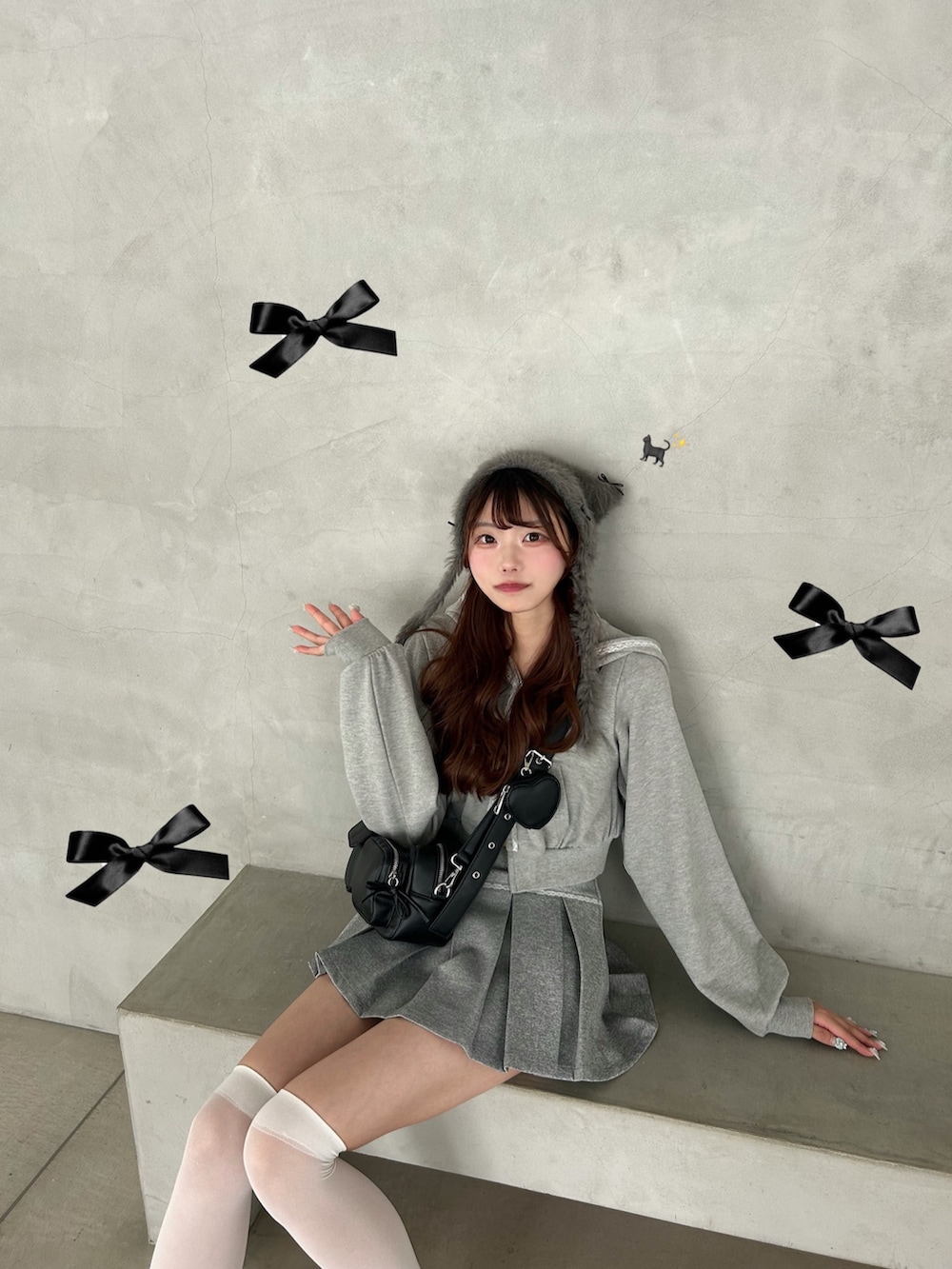 グレー系のパーカー、グレー系のその他パンツ、ホワイト系のスニーカーを着用したレディースの秋コーディネートの2枚目の写真