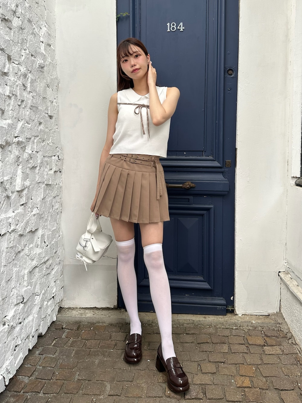 「オリーブ デ オリーブ(OLIVE des OLIVE)、OLIVE des OLIVE、夏、夏コーデ、夏服、ノースリーブ、ノースリーブニット、プリーツスカート」｜「OLIVE des OLIVEのノースリリボンニット（ニット/セーター、ホワイト系）」を使った、ᴋᴀɴᴀᴜさん（レディース・165cm）の夏コーディネートの2枚目の写真