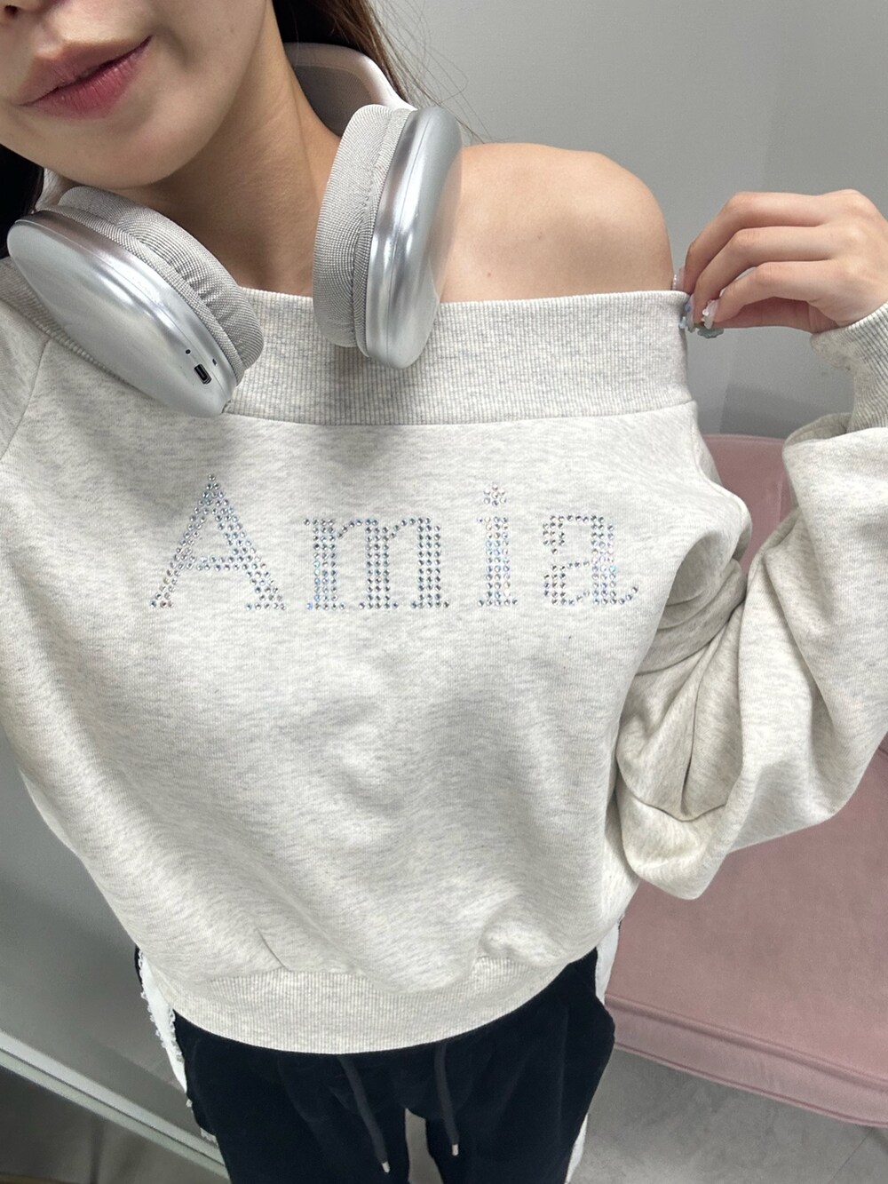 ベージュ系のスウェット、ブラック系のスウェットパンツ、ホワイト系のスニーカーを着用したレディースの夏コーディネートの3枚目の写真