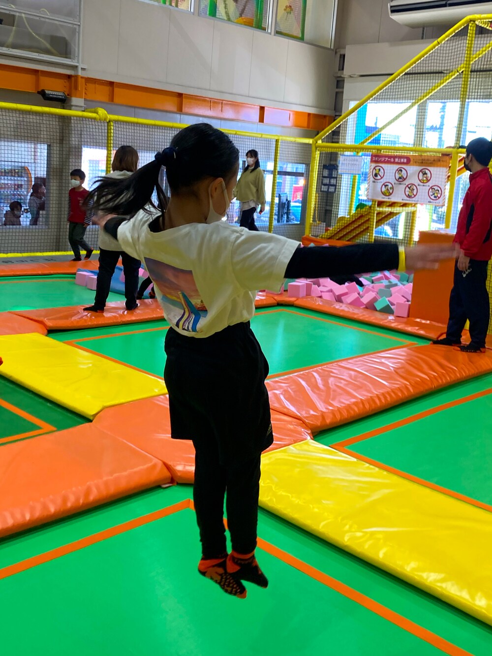 「ZUMBA、フィットネス、トランポリン」｜「ZUMBAのアイテム（タンクトップ、ホワイト系）」を使った、SAYU さん（レディース・156cm）の冬コーディネートの2枚目の写真