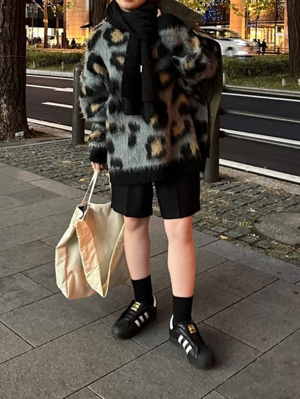 ホワイト系のショルダーバッグ、ブラック系のその他パンツ、グレー系のニット/セーターを着用したレディースの冬コーディネートの3枚目の写真