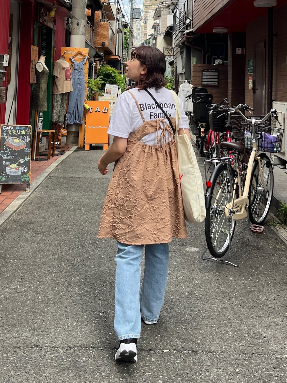 「デニム、シンプルコーデ、レイヤードスタイル、お出かけコーデ、夏だ！Tシャツ着よう！、低身長女子、チュニック、ミニワンピ、エアリフト、トートバッグ」｜「CPCMの大柄エンボスチュニックキャミブラウス（シャツ/ブラウス、ベージュ系）」を使った、ぴぴゆかぴさん（レディース・152cm）の夏コーディネートの2枚目の写真