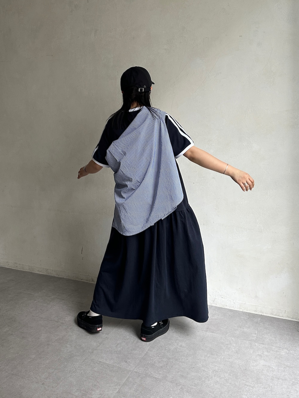 ブルー系のワンピース、ブルー系のシャツ/ブラウスを着用したレディースの春コーディネートの3枚目の写真