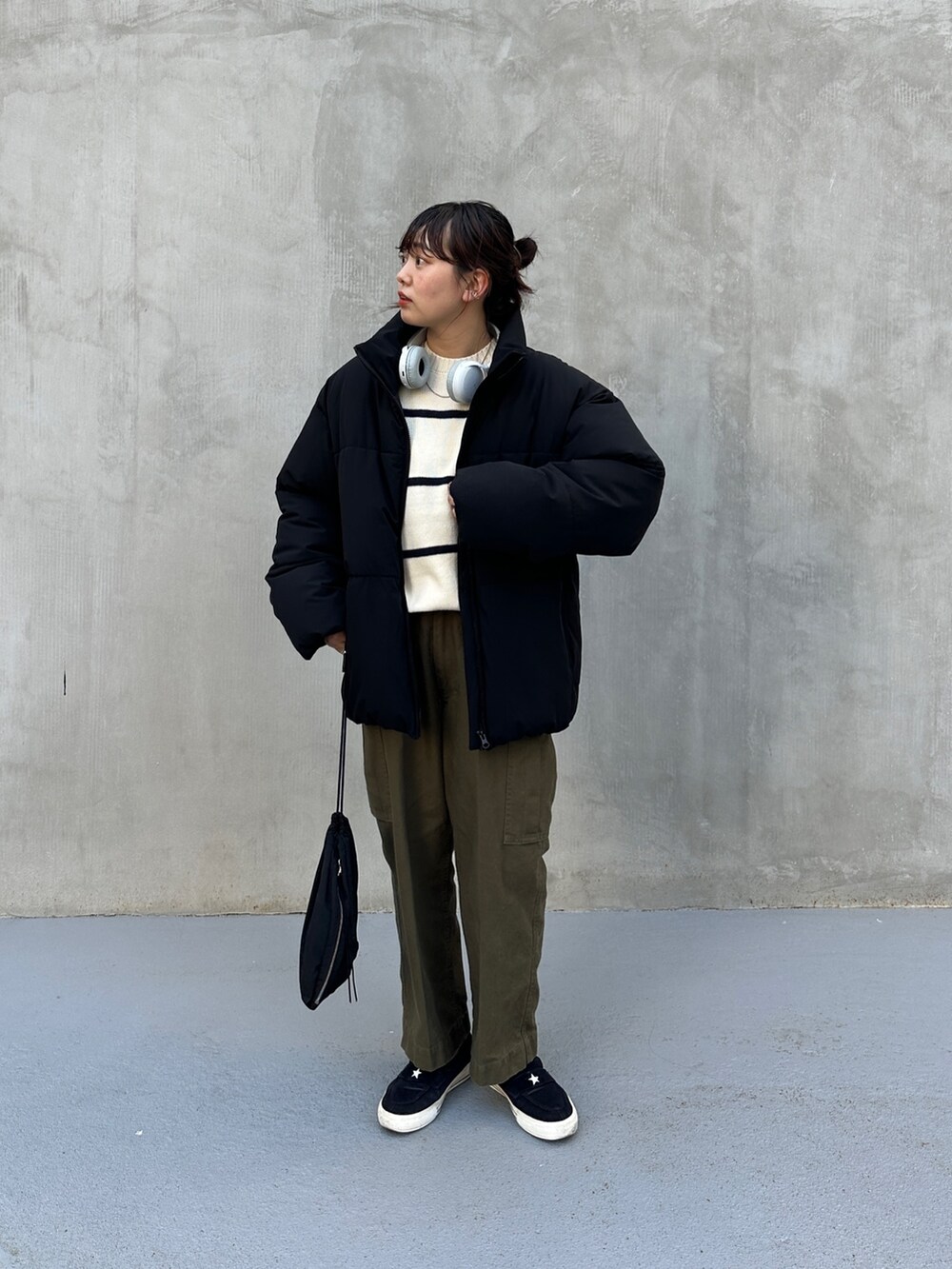 「ファッションを楽しもう、カーゴパンツ、ビッグシルエット、スニーカー、アウター、中綿ジャケット、ストレートパンツ、カジュアルコーデ、シンプルスタイル、ノームコア、低身長コーデ、冬コーデ」｜「CPCMのナイロンストレッチスタンド中綿ブルゾン（ブルゾン、ブラック系）」を使った、ぴぴゆかぴさん（レディース・152cm）の秋コーディネートの2枚目の写真