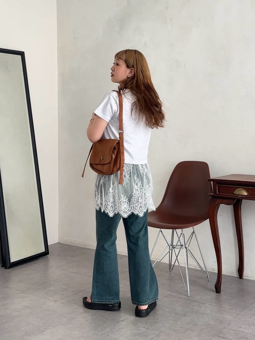 グレー系のTシャツ/カットソー、ブラウン系のトートバッグ、ホワイト系のキャミソールを着用したレディースの夏コーディネートの2枚目の写真