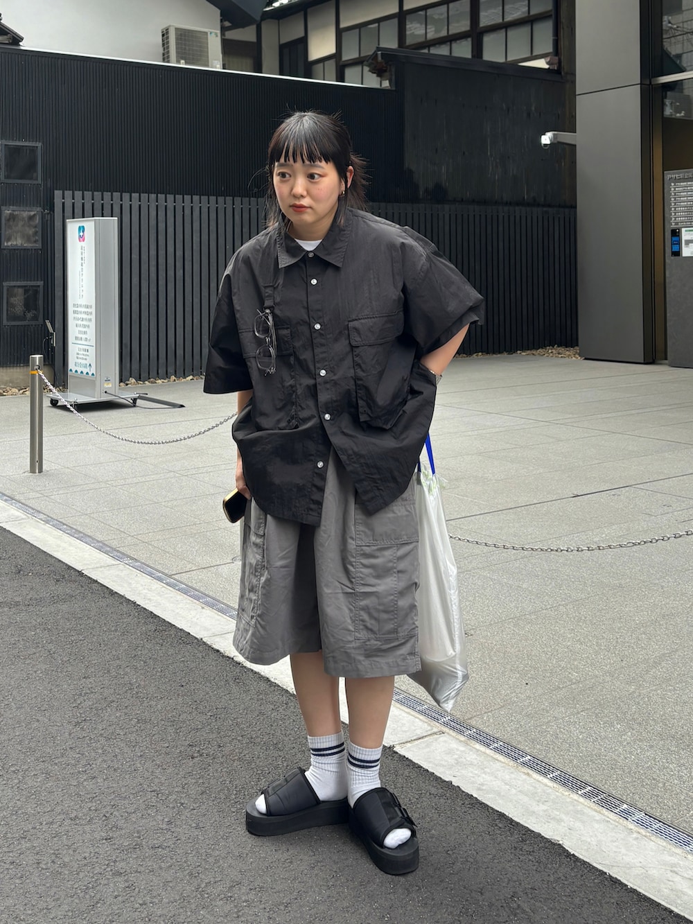 ブラック系のシャツ/ブラウス、グレー系のカーゴパンツ、ブラック系のサンダルを着用したレディースの春コーディネートの3枚目の写真