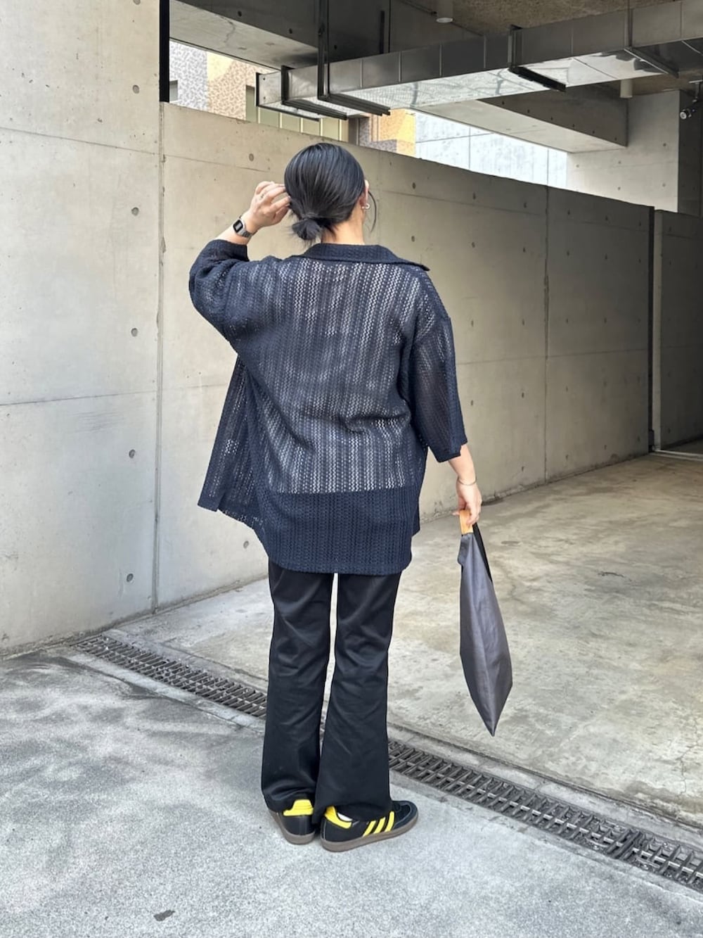 ブルー系のシャツ/ブラウス、グレー系のTシャツ/カットソー、ブラック系のトートバッグを着用したレディースの春コーディネートの2枚目の写真