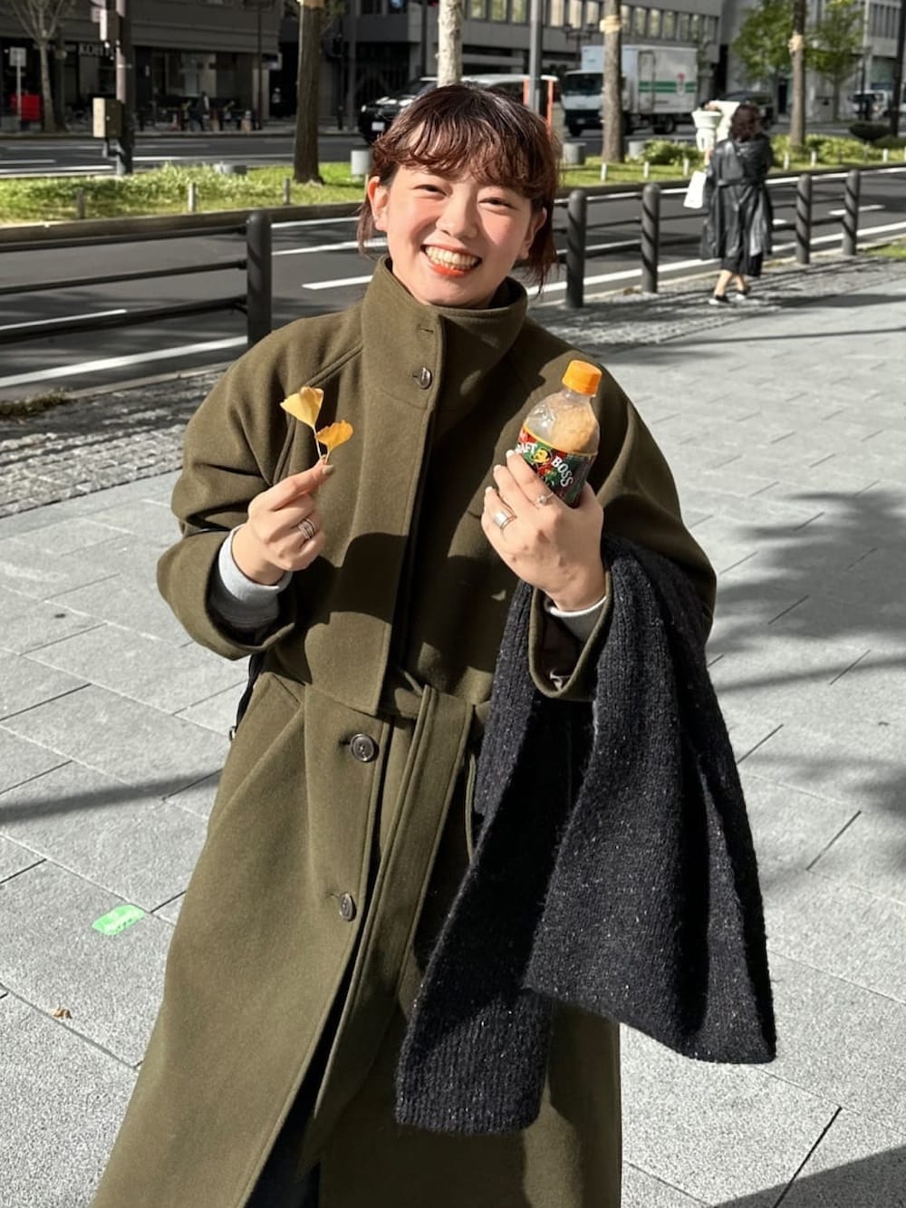 「冬アウター、ロングコート、スニーカー、マイベストコーデ2023、コート、スラックス、スラックスパンツ、ショルダーバッグ、冬のコーデ、シンプルコーデ、着回しコーデ、パンツコーデ、低身長、低身長コーデ、低身長女子」｜「CPCMのケープ付スタンドネック軽量メルトンコート（ステンカラーコート、グリーン系）」を使った、ぴぴゆかぴさん（レディース・152cm）の冬コーディネートの2枚目の写真