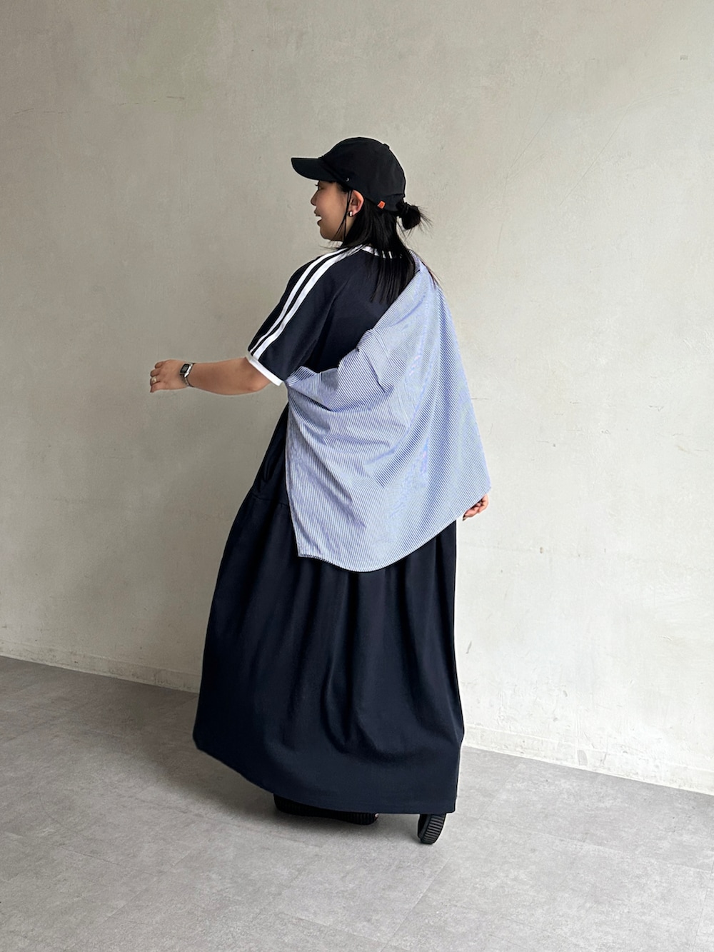 ブルー系のワンピース、ブルー系のシャツ/ブラウスを着用したレディースの春コーディネートの2枚目の写真