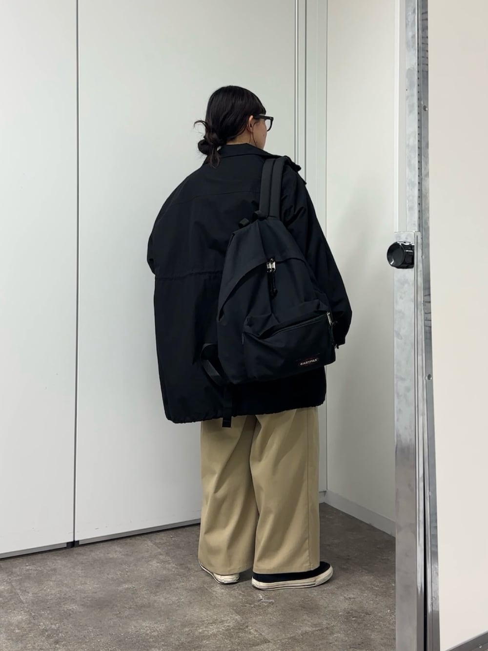 「冬コーデ、カジュアルスタイル、シンプル、スウェット、スウェットコーデ、スラックス、ベージュパンツ、ベージュ、秋冬、メガネ女子、低身長女子、リュック、リュックスタイル」｜「CPCMの3WAYマウンテンコート（ブルゾン、ブラック系）」を使った、ぴぴゆかぴさん（レディース・152cm）の冬コーディネートの2枚目の写真