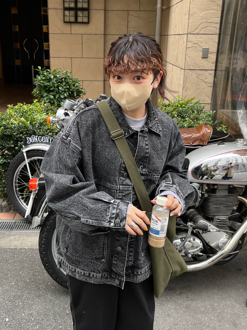 ブラック系のデニムジャケット、ブラック系のチノパンツ、ブラック系のローファーを着用したレディースの冬コーディネートの2枚目の写真