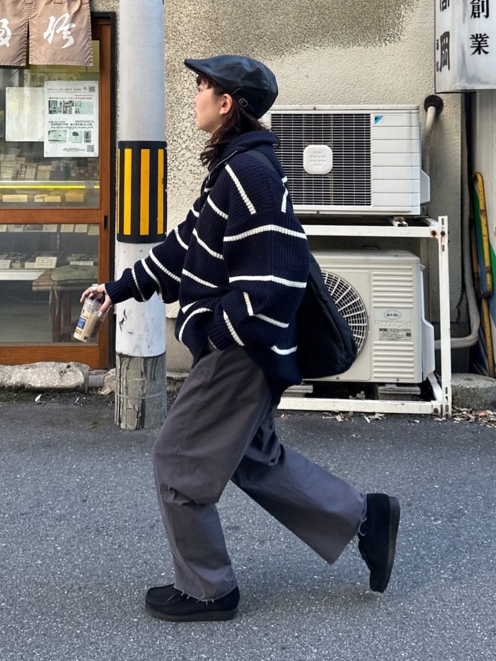 「ハーフジップ、ハーフジップニット、ボーダー、ボーダートップス、ボーダーニット、ゆるコーデ、チノパン、グレーパンツ、ハンチング、モノトーン、レイヤードスタイル、低身長、低身長コーデ、低身長女子」｜「U.S. POLO ASSN.の1ポイント刺繍ハーフジップニット（ニット/セーター、ブルー系）」を使った、ぴぴゆかぴさん（レディース・152cm）の冬コーディネートの2枚目の写真