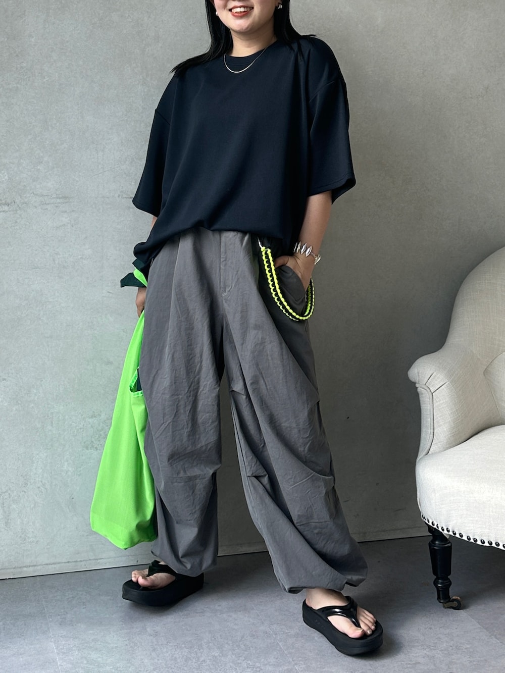 グレー系のその他パンツ、ブラック系のサンダル、ホワイト系のサングラスを着用したレディースの夏コーディネートの3枚目の写真