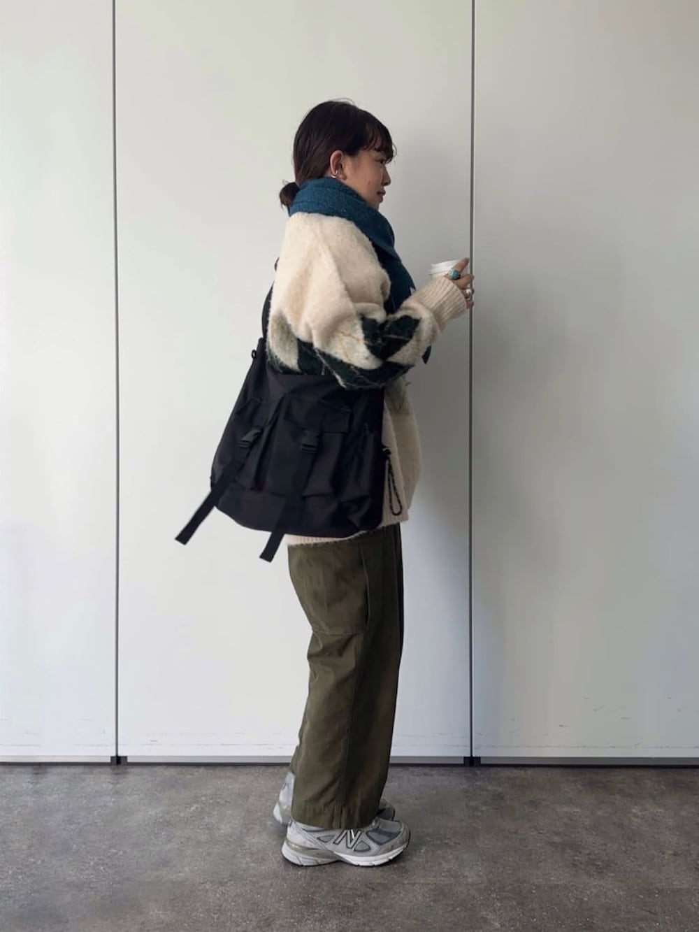 「クリスマスに着たい服、スニーカー、マイベストコーデ2023、ニット、カーゴパンツ、ショルダーバッグ、アーガイル柄、マフラー、マフラーコーデ、差し色コーデ、ニットコーデ、冬のコーデ、ゆるコーデ、スニーカーコーデ」｜「CPCMのアーガイル起毛ニットプルオーバー（ニット/セーター、ホワイト系）」を使った、ぴぴゆかぴさん（レディース・152cm）の冬コーディネートの2枚目の写真