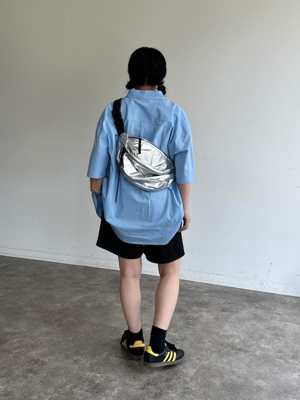 「夏コーデ、シンプルスタイル、シンプル、ラフコーデ、夏ファッション、シャツスタイル、半袖シャツ、ショートパンツ、低身長コーデ、骨格ストレート、お出かけコーデ、スニーカー、ブルー」｜「U.S. POLO ASSN.の1ポイント刺繍半袖シャツ（シャツ/ブラウス、ブルー系）」を使った、ぴぴゆかぴさん（レディース・152cm）の夏コーディネートの2枚目の写真