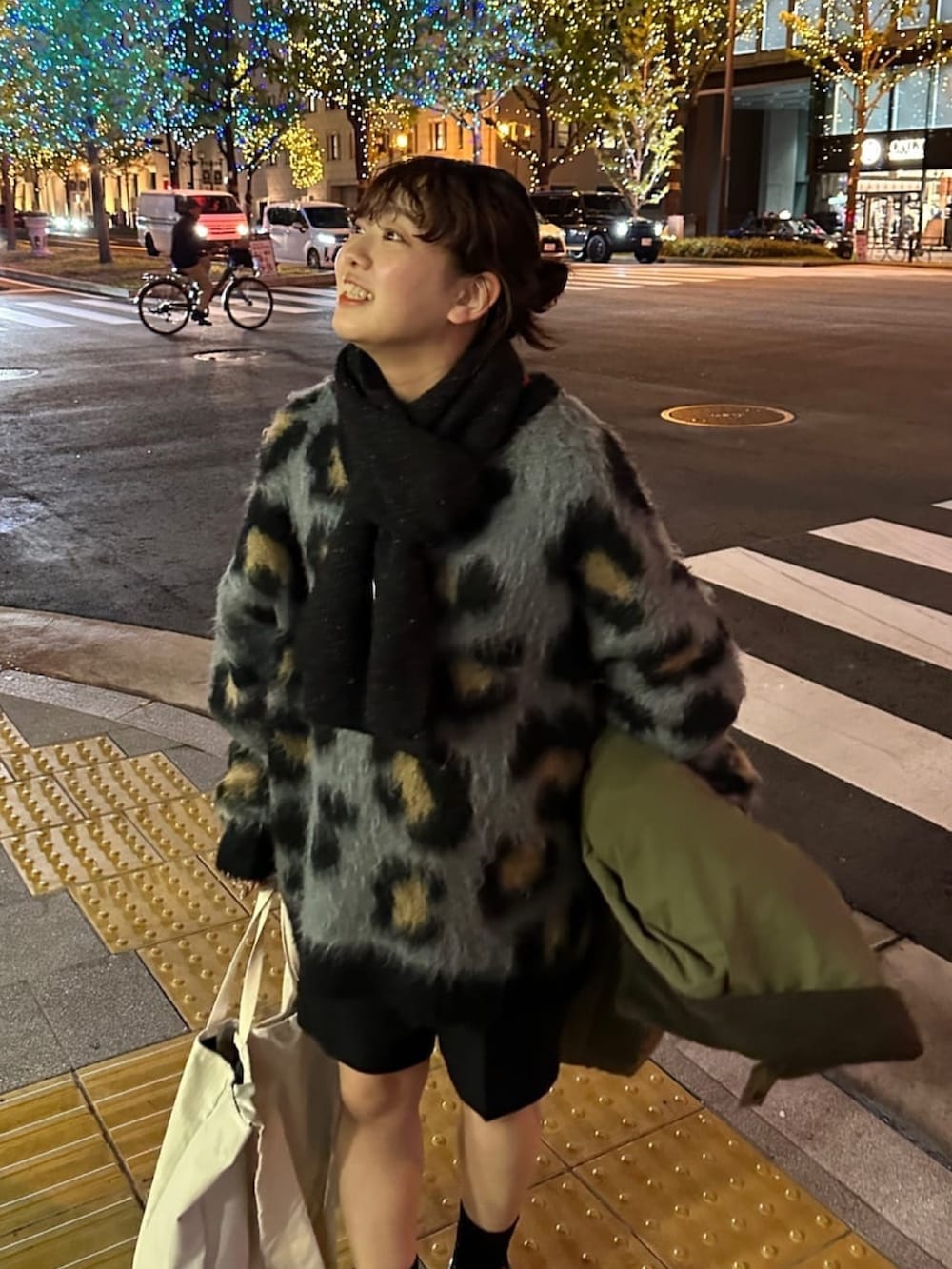 ホワイト系のショルダーバッグ、ブラック系のその他パンツ、グレー系のニット/セーターを着用したレディースの冬コーディネートの4枚目の写真