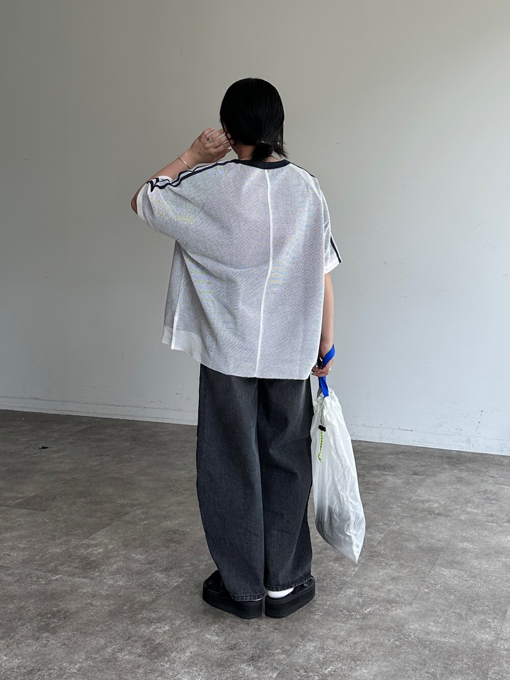 ホワイト系のTシャツ/カットソー、ブラック系のデニムパンツ、ブラック系のサンダルを着用したレディースの夏コーディネートの2枚目の写真