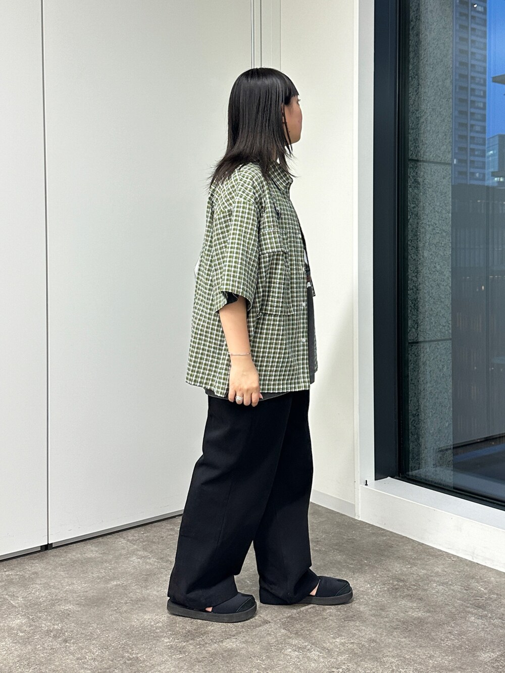 グリーン系のシャツ/ブラウス、ブラック系のその他パンツ、シルバー系のボディバッグ/ウエストポーチを着用したレディースの春コーディネートの2枚目の写真