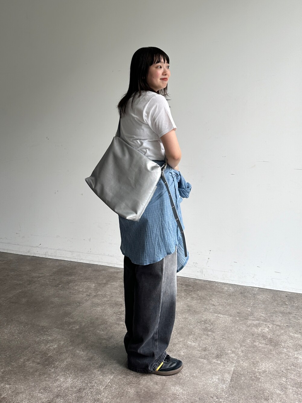 ホワイト系のTシャツ/カットソー、ブルー系のシャツ/ブラウス、ブラック系のデニムパンツを着用したレディースの夏コーディネートの2枚目の写真