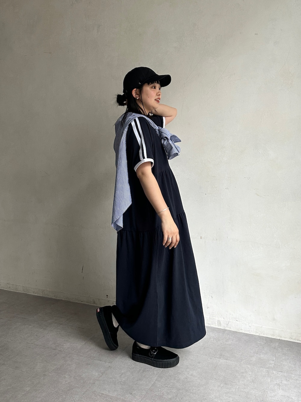 ブルー系のワンピース、ブルー系のシャツ/ブラウスを着用したレディースの春コーディネートの4枚目の写真